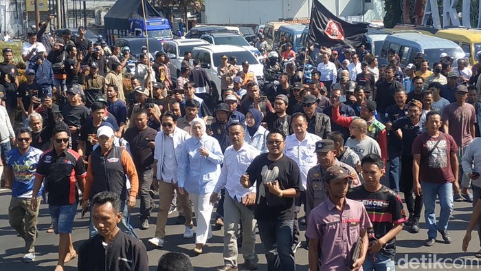 Putri Karlina mendatangi sopir angkot yang melakukan aksi unjuk rasa.