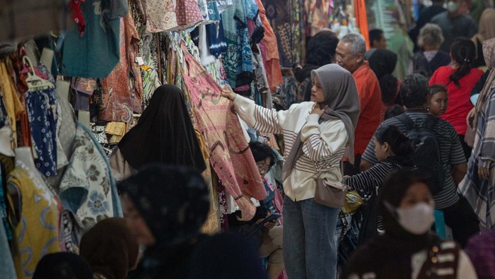 Ramai-ramai Berburu Batik di Pasar Beringharjo Pengunjung memadati Pasar Beringharjo, Yogyakarta, Senin (7/10/2024). Pemkot Yogyakarta bersama Pengelola Pasar Beringharjo menggelar program Pasar Beringharjo Great Sale yang menawarkan berbagai hadiah menarik guna meningkatkan kunjungan serta transaksi di Pasar Beringharjo, dalam rangka memperingati HUT ke-268 Kota Yogyakarta yang berlangsung hingga 15 Desember 2024 . ANTARA FOTO/Andreas Fitri Atmoko/Spt.