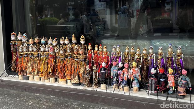 Ramdan Kosasih, penjual wayang golek di Jalan Braga Bandung.