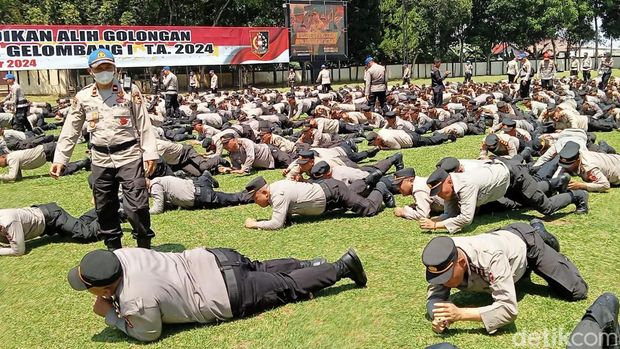 Ratusan calon Perwira berendam di kolam Rajawali di kawasan Setukpa Lemdiklat Polri Sukabumi.