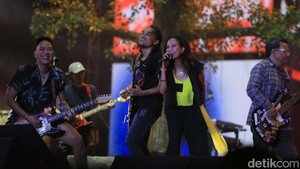 Tak kalah seru, ada reuni Potlot Jam di panggung Synchronize Fest 2024 ini. Potlot Jam adalah kumpulan para musisi yang memulai karier mereka dari tongkrongan di Gang Potlot, markas Slank yang dibentuk Bimbim tahun 1983.