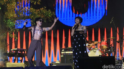 Potlot Jam tampil di panggung Synchronize Fest 2024. Begini aksi kumpulan para musisi yang memulai karier mereka dari tongkrongan di Gang Potlot itu.