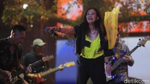 Potlot Jam tampil di panggung Synchronize Fest 2024. Begini aksi kumpulan para musisi yang memulai karier mereka dari tongkrongan di Gang Potlot itu.
