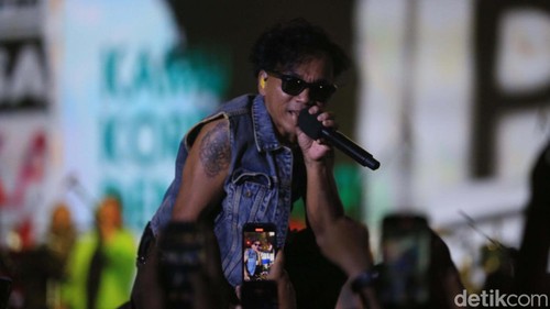 Potlot Jam tampil di panggung Synchronize Fest 2024. Begini aksi kumpulan para musisi yang memulai karier mereka dari tongkrongan di Gang Potlot itu.