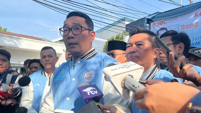 Bakal cagub Ridwan Kamil di kawasan Cipinang, Jakarta Timur, Senin (7/10/1024).