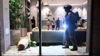 Aljazeera yang melaporkan informasi dari luar Israel menyebut roket jatuh di pusat kota Haifa dan tidak diintersep oleh sistem anti-rudal Israel. Mereka melaporkan ada seorang pria yang jatuh dari pintu bangunan akibat roket itu. (REUTERS/Rami Shlush)  