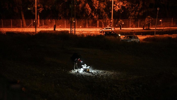An Israeli police officer inspects the remains of a projectile after a rocket was fired from Lebanon and landed in Israel, amid cross-border hostilities between Hezbollah and Israel, in Haifa, Israel, October 7, 2024. REUTERS/Rami Shlush
ISRAEL OUT. NO COMMERCIAL OR EDITORIAL SALES IN ISRAEL