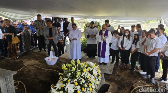 Romo Benny baru dimakamkan di TPU Sukun, Kota Malang pada Senin (7/10/2024) sekitar pukul 12.15 WIB.