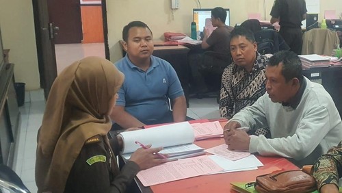 RS (baju putih), tersangka penjualan wiFi ilegal di Lombok Timur, NTB, dilimpahkan ke kejaksaan. (Dok. Polres Lombok Timur)