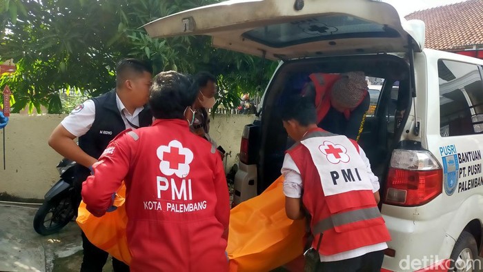Saat polisi dan PMI mengevakuasi jenazah korban ke RS Bhayangkara Palembang