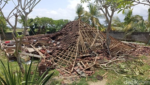 Salah satu rumah rusak akibat puting beliung di Jembrana, Bali, Senin (7/10/2024).