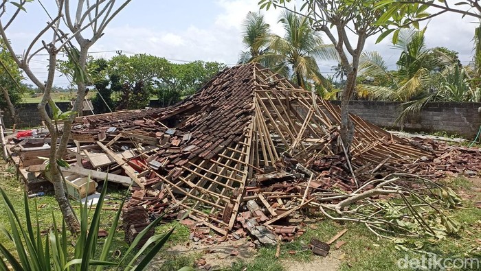 Salah satu rumah rusak akibat puting beliung di Jembrana, Bali, Senin (7/10/2024).