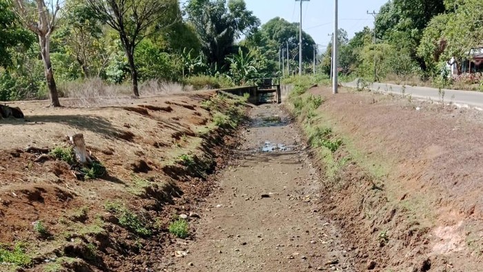 Saluran Lekopancing di Maros mengering.