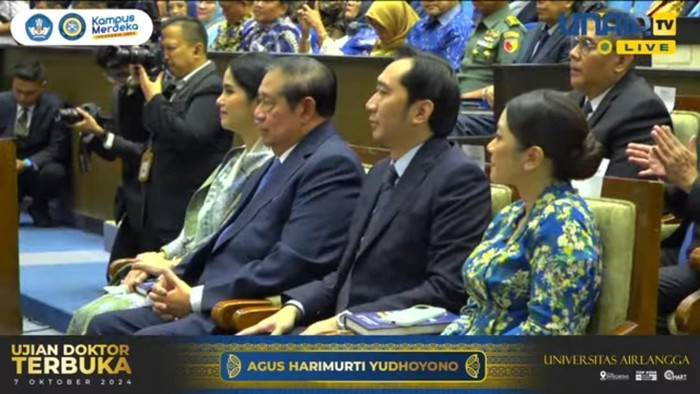 SBY hingga Ibas hadir beri semangat AHY saat sidang terbuka doktoral di Unair