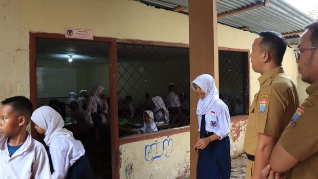 Sebagian siswa SMPN 42 Palembang belajar di gudang.