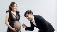 Pasangan yang menikah pada 2020 itu sebelumnya aktif menunjukkan perjalanan kehamilan mereka. Salah satunya ketika Vicy Melanie memamerkan baby bump miliknya. Foto: Instagram vicymelanie