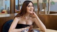 Sebelum hamil dan melahirkan, Vicy kerap berbagi momen kuliner. Salah satunya ketika ia merayakan ulang tahun dengan cake cokelat bentuk beruang. Foto: Instagram vicymelanie