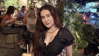 Kalau ini momen Vicy menghabiskan liburan di Lombok. Ia mampir ke kafe untuk mencicipi kentang goreng dan minuman jus buah yang tampak menyegarkan. Foto: Instagram vicymelanie