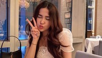 Tahun 2023, Vicy mendapat kejutan dessert dengan ucapan ulang tahun dari Kevin Aprilio. Sebelumnya mereka menikmati makan malam istimewa dengan pemandangan ibu kota dari ketinggian. Foto: Instagram vicymelanie