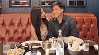 Sepertinya steak jadi makanan favorit pasangan ini ya? Mereka sering memesan steak saat sedang merayakan hari istimewa. Foto: Instagram vicymelanie