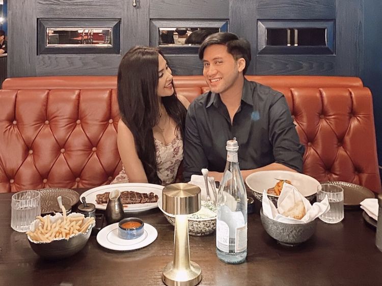 Sebelum Melahirkan, Vicy Melanie Kulineran Romantis Bareng Kevin Aprilio