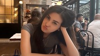 Santai di kafe, momen Vicy makin lengkap ditemani sepotong kue red velvet. Ia tak lupa mengabadikan momen sebelum menyantapnya. Foto: Instagram vicymelanie