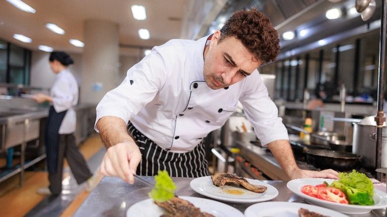 Sebelum Pesta Makan Rombongan di Restoran, Siapkan Hal Penting Ini
