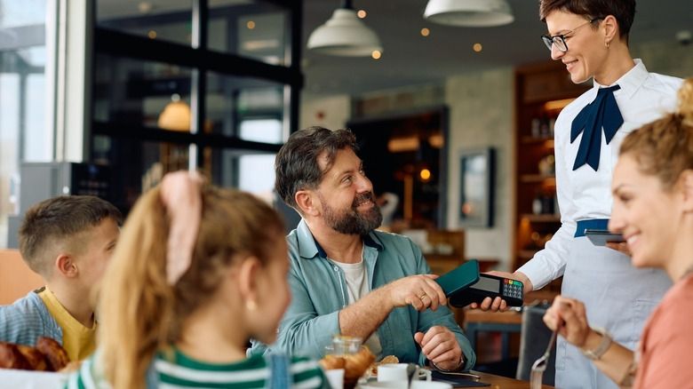 Sebelum Pesta Makan Rombongan di Restoran, Siapkan Hal Penting Ini