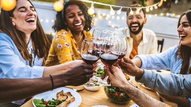 Sebelum Pesta Makan Rombongan di Restoran, Siapkan Hal Penting Ini