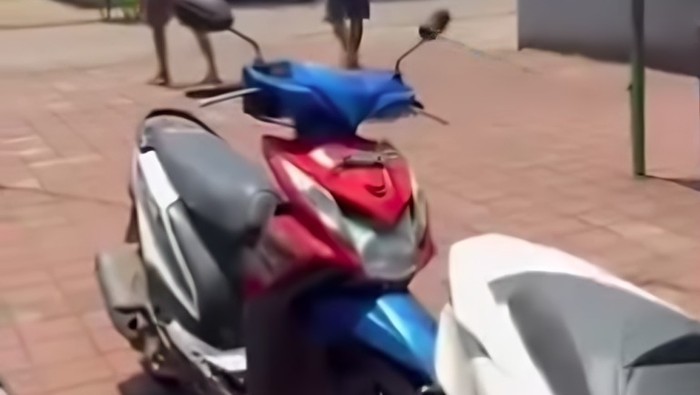Sebuah video menyebutkan pelaku pencurian helm tepergok viral di medsos. Pelaku kemudian meninggalkan sepeda motor yang dikemudikannya setelah dikejar massa. (repro/Istimewa)
