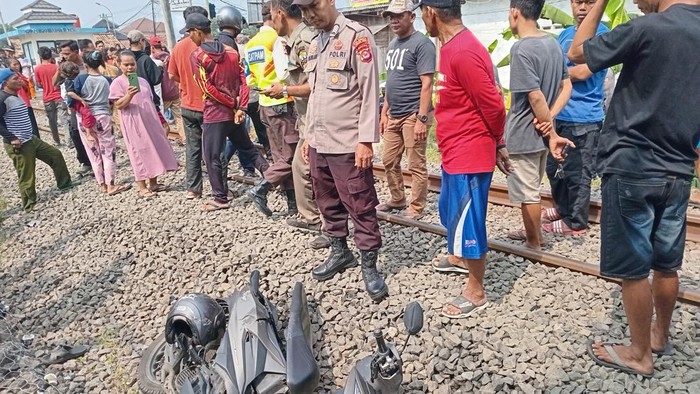 Seorang warga Kota Serang, Banten tewas tertabrak kereta diduga karena menerobos palang pintu saat kereta lokal Rangkasbitung-Merak melintas. (dok Istimewa)