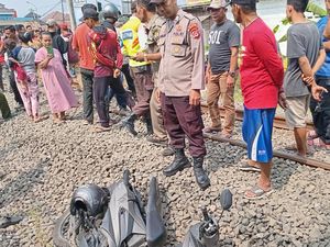 Pemotor Tertabrak KA Usai Terobos Palang Rel di Serang, 1 Tewas dan 1 Luka