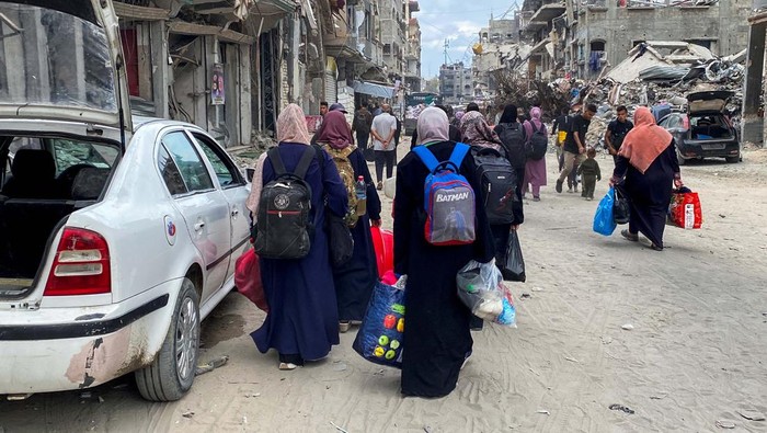 Displaced Palestinians make their way as they flee areas in northern Gaza Strip following an Israeli evacuation order, amid the Israel-Hamas conflict, in Jabalia, October 6, 2024. REUTERS/Hussam Al-Zaanin