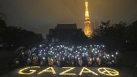 Setahun perang Israel di Gaza, warga dunia melakukan unjuk rasa pro-Palestina untuk menandai satu tahun perang Israel di Gaza. (Kyodo News via AP)