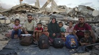 Serangan di daerah kantong yang terkepung itu telah menyebabkan hampir seluruh dari 2,3 juta penduduknya mengungsi, dan telah menjadi korban kelaparan dan penyakit yang meluas, yang menyebabkan tuduhan genosida terhadap Israel oleh beberapa negara di Mahkamah Kriminal Internasional (ICC). (AP Photo/Abdel Kareem Hana)