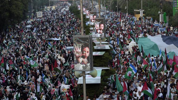 Supporters of the Pakistani religious group 