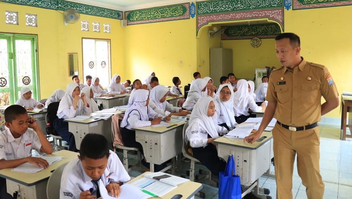 Siswa SMPN 42 Palembang belajar di musala karena ruang kelas nyaris roboh.