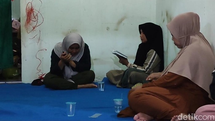 Suasana duka di salah satu rumah korban kecelakaan di Kuningan.