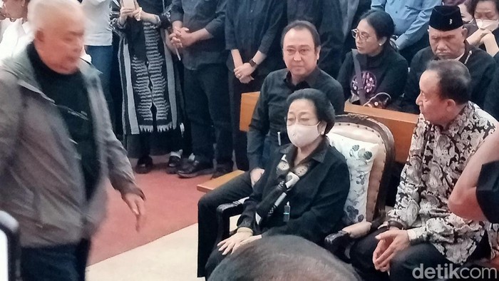 Suasana pemakaman Romo Benny Susetyo di Kota Malang turut dihadiri tokoh penting, salah satunya Megawati Soekarnoputri.