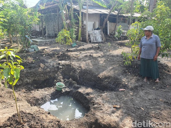 Sumber air yang muncul di pekarangan milik salah satu warga Siraman II, Siraman, Wonosari, Gunungkidul, Senin (7/10/2024).