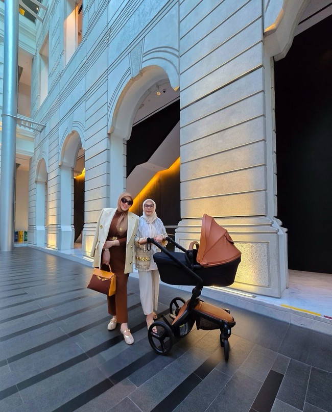 Penyanyi Jangan Memilih Aku itu terlihat tampil matching dengan stroller bayinya saat jalan-jalan. Syahrini mengenakan setelan warna cokelat yang senada dengan tas Hermes dan yang dibawanya dan stroller bayinya Princess R. Foto: Instagram @princessyahrini