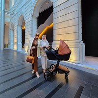 Penyanyi Jangan Memilih Aku itu terlihat tampil matching dengan stroller bayinya saat jalan-jalan. Syahrini mengenakan setelan warna cokelat yang senada dengan tas Hermes dan yang dibawanya dan stroller bayinya Princess R. Foto: Instagram @princessyahrini
