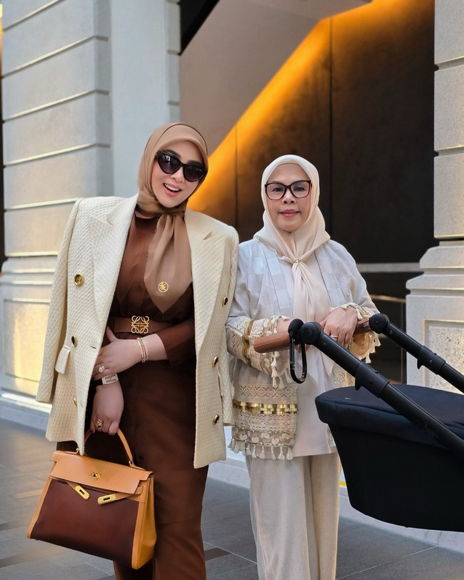 Tas Hermes Syahrini yang matching dengan stroller Baby R ini pada situs Farfetch harga untuk tas tersebut mencapai Rp 180 jutaan.  Foto: Instagram @princessyahrini