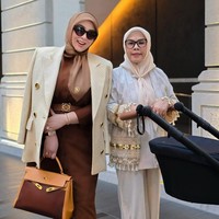 Tas Hermes Syahrini yang matching dengan stroller Baby R ini pada situs Farfetch harga untuk tas tersebut mencapai Rp 180 jutaan.  Foto: Instagram @princessyahrini