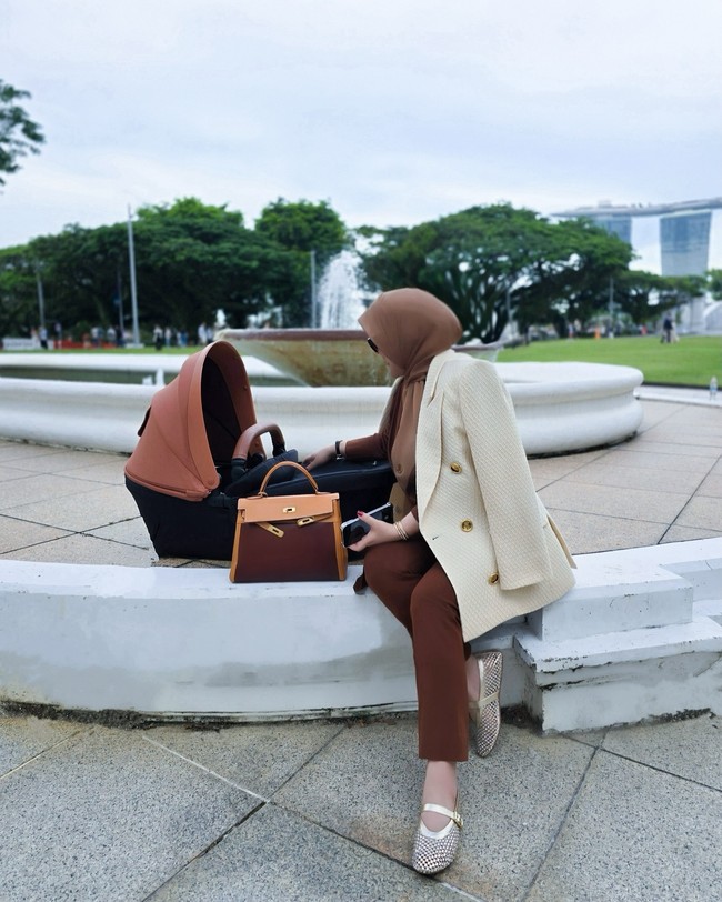 Syahrini mengunggah ke Instagram deretan momennya jalan-jalan di Singapura bersama bayinya yang nama lengkapnya hingga kini masih dirahasiakan. Bayi yang disapa dengan nama Princess R itu lahir pada 1 Agustus 2024.  Foto: Instagram @princessyahrini