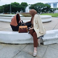 Syahrini mengunggah ke Instagram deretan momennya jalan-jalan di Singapura bersama bayinya yang nama lengkapnya hingga kini masih dirahasiakan. Bayi yang disapa dengan nama Princess R itu lahir pada 1 Agustus 2024.  Foto: Instagram @princessyahrini