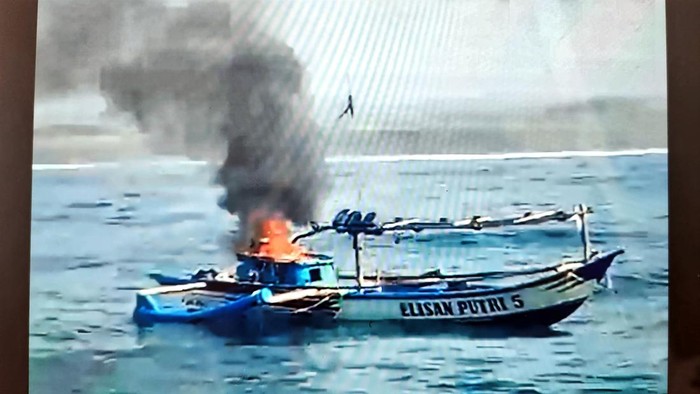 Tangkapan layar, perahu congkreng kebakaran di perairan Sukabumi.