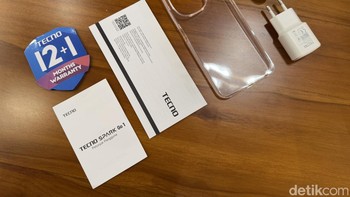 Beragam aksesori yang disertakan dalam paket penjualannya. Foto: Adi Fida Rahman/detikINET
