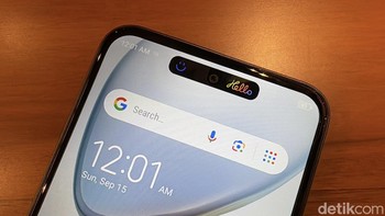 Tecno menyematkan kamera selfie pada punch hole di letaknya di tengah atas layar. Ada fitur Dynamic Port 2.0 yang menampilkan sejumlah informasi layaknya Dynamic Island di iPhone. Foto: Adi Fida Rahman/detikINET