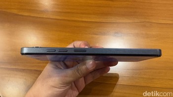 Tecno Spark Go 1 hadir dengan ketebalan 8,3 mm. Bodinya sudah mengantongi sertifikat IP54, artinya HP ini tahan akan cipratan air dari segala arah. Foto: Adi Fida Rahman/detikINET